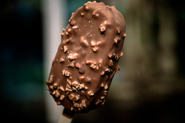 杏仁冰棒和一罐融化的巧克力图片下载