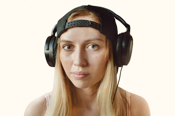 戴着耳机的甜美天才少女图片下载