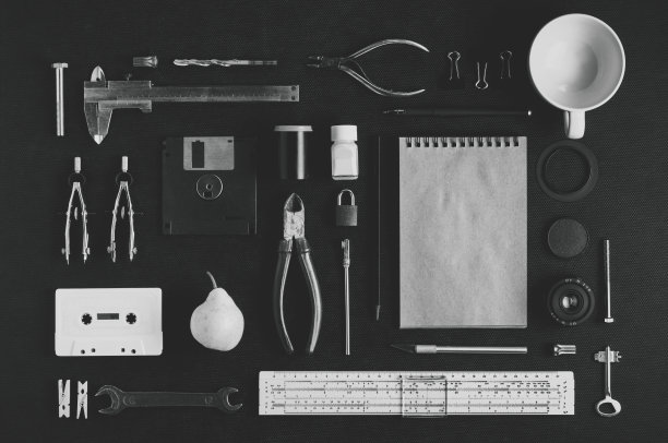 工具和文具。平躺和俯视图。爱好或创意概念。黑白照片图片下载