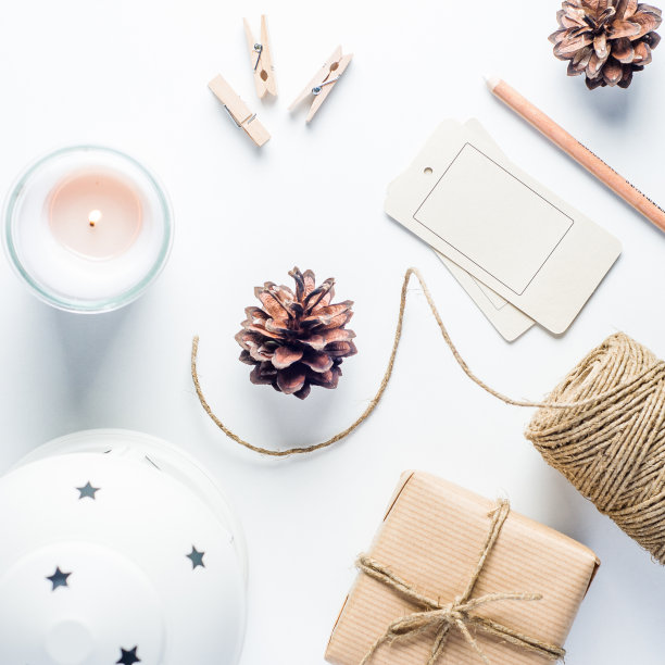 白色背景上的圣诞装饰图片下载