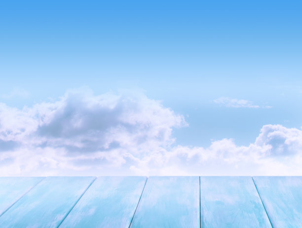 晴朗的日子里，蓝天白云，木桌素材图片