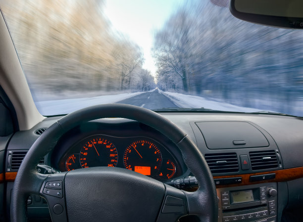 透过汽车挡风玻璃看到冬天的道路图片下载