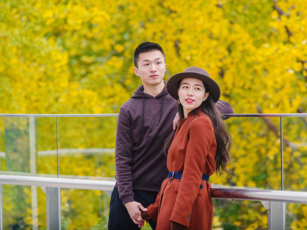 中国年轻男人和女人手牵着手站在一起，表达情感，情侣概念素材图片