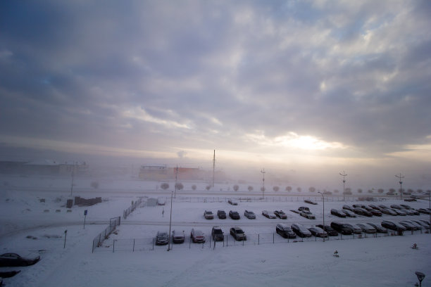 停车场在严冬霜冻期间有雾图片下载