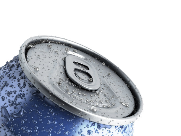 顶部的金属铝饮料饮料罐与水滴3d渲染在白色图片下载