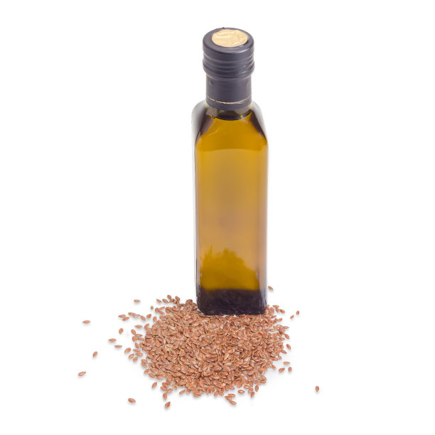 深色的亚麻籽油和一堆亚麻籽的玻璃瓶图片下载