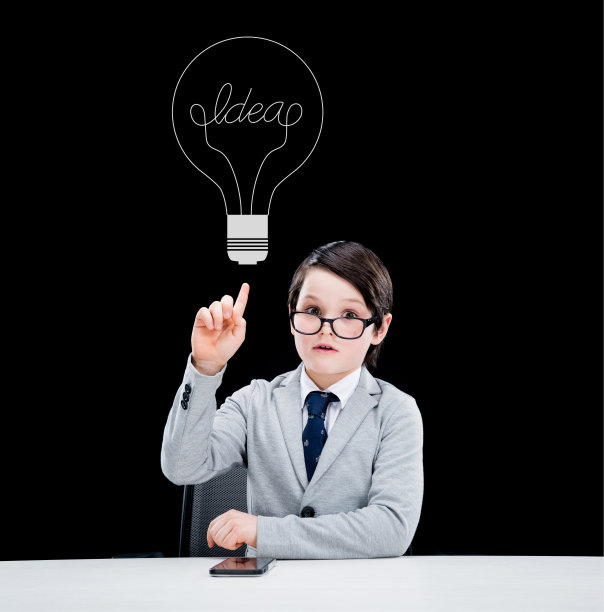 男孩用手指向上图片下载