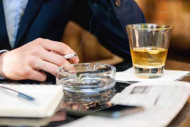 抽烟喝威士忌的男人图片下载