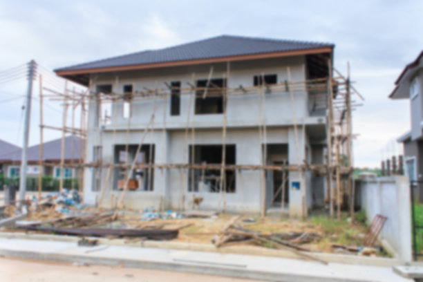 在建筑工地上新建的现代住宅因背景模糊而模糊不清图片下载