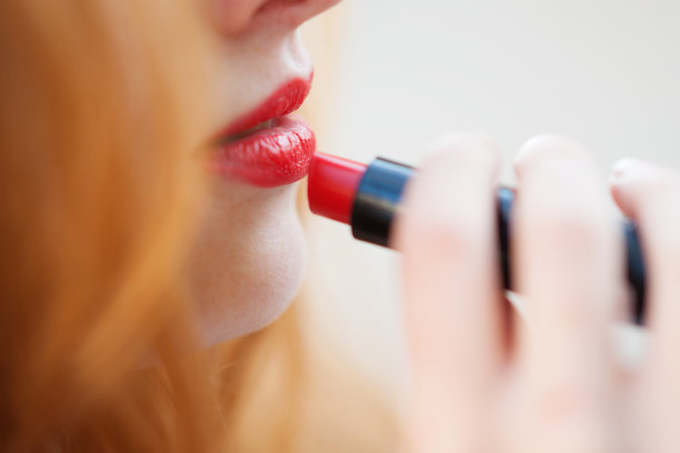 Сlose上口红的模特图片下载