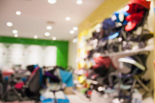 婴儿婴儿车显示在商店百货商店模糊的背景图片下载