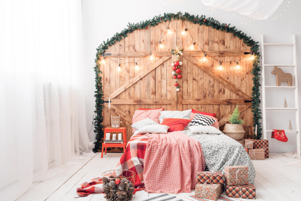 在早上的卧室里过圣诞节。双人床在圣诞节室内木墙背景图片下载