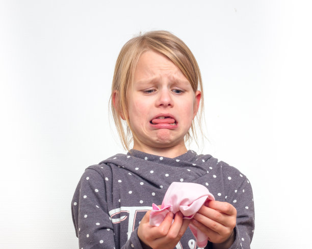 女孩子们惊奇地看着自己用的手帕图片下载