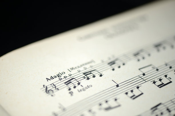 音乐节奏'慢板'在一个旧的音乐笔记本近距离图片下载