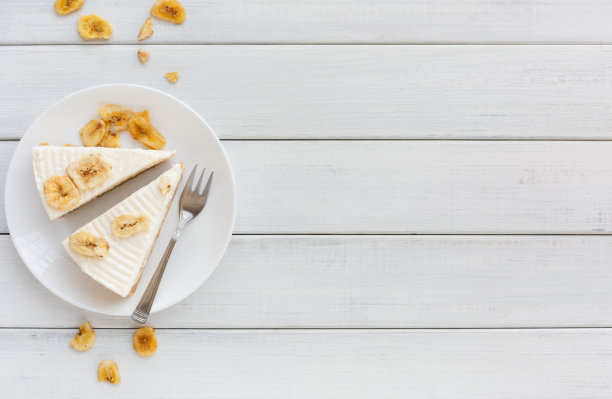 桌上有美味的香蕉蛋糕图片下载