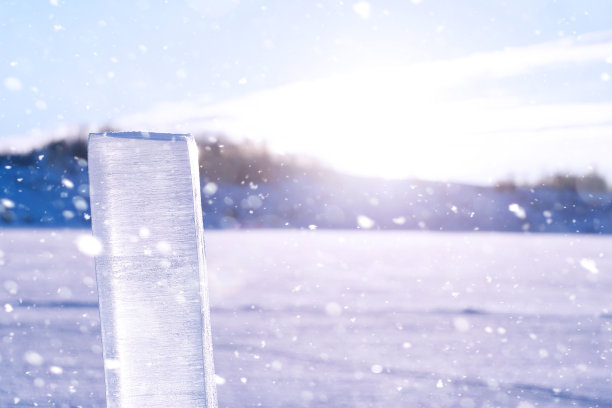 冬天冰的质地。冰冻的水在街道上图片下载