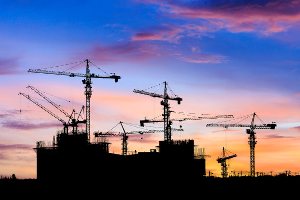 美丽的城市建筑工地在日落的剪影图片下载