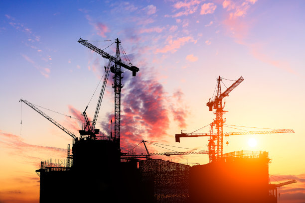 美丽的城市建筑工地在日落的剪影图片下载