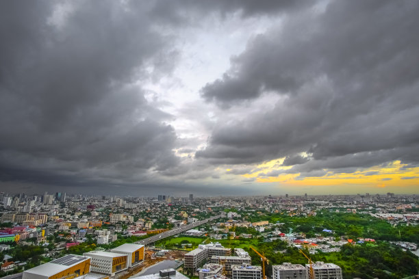 大雨前乌云笼罩着这座城市图片下载
