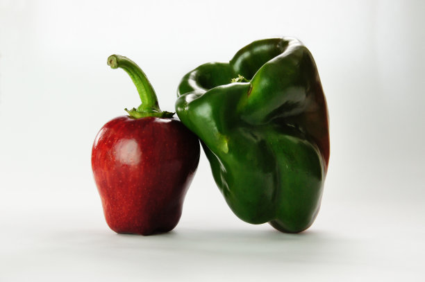 白色背景下的青椒图片下载