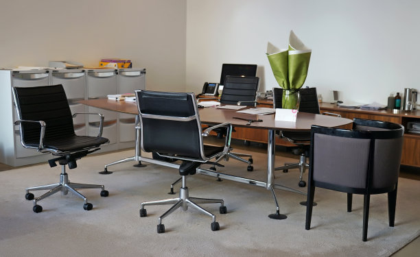 普通的办公室，有会议桌和抽屉图片下载