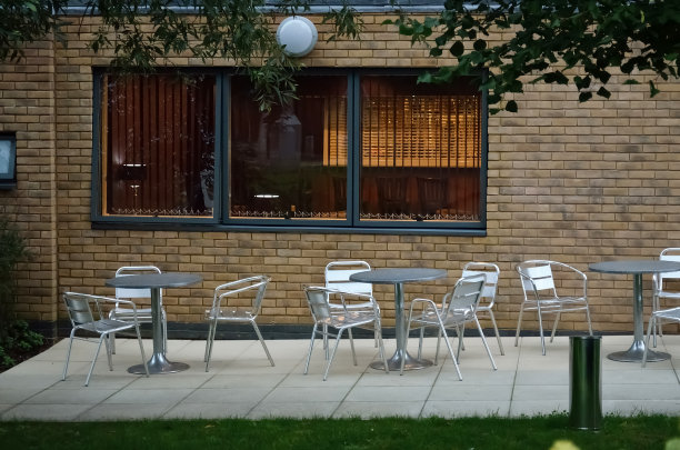 空的桌子椅子图片下载