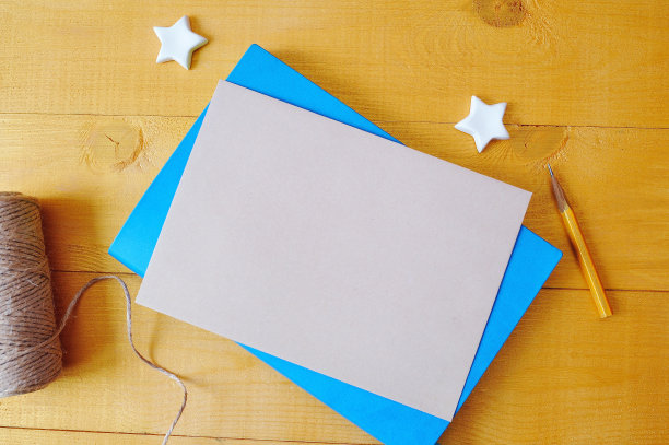 在蓝色记事本上留有文字空间的牛皮纸。平躺，俯视图照片模型图片下载