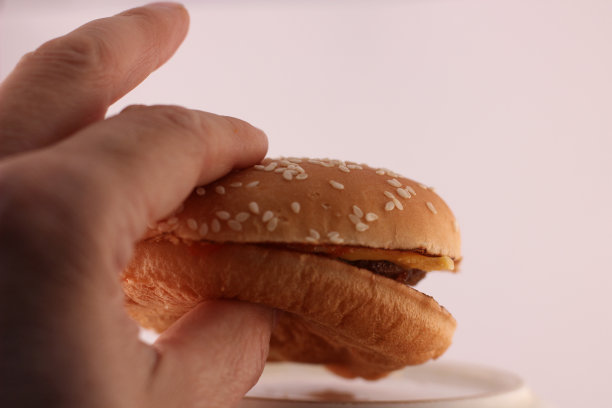 吃美味的汉堡图片下载