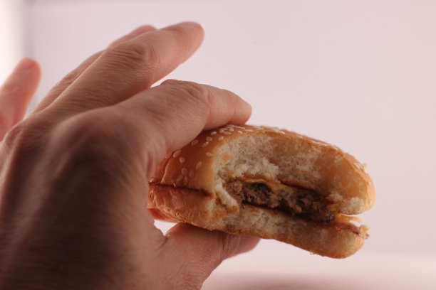 吃美味的汉堡图片下载
