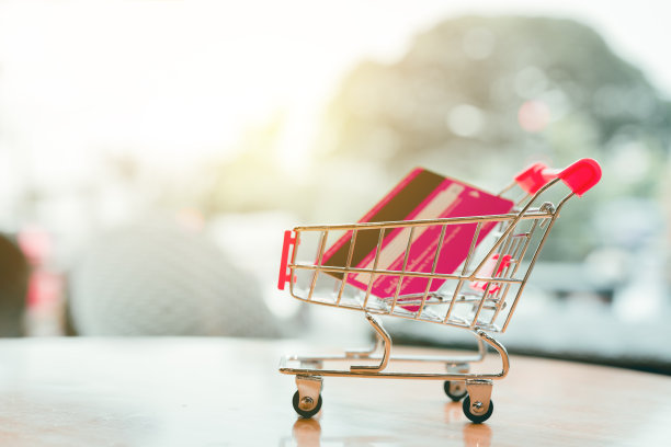 信用卡在购物车在桌上与网上购物的概念。图片下载