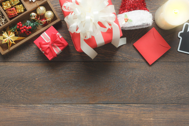 上面的图片装饰和装饰圣诞快乐和新年快乐的背景概念。许多重要的物品在现代乡村木材在家庭工作室书桌。自由空间的创意设计文本。图片下载