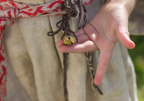 小女孩的手有个铃铛图片下载