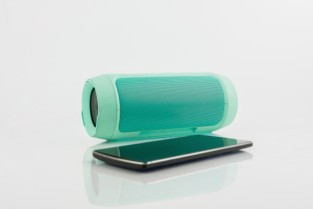 无线扬声器和旁边的电话素材图片