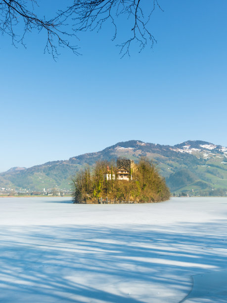 Lauerz湖。Burgruine Schwanau。Switzerland。图片下载