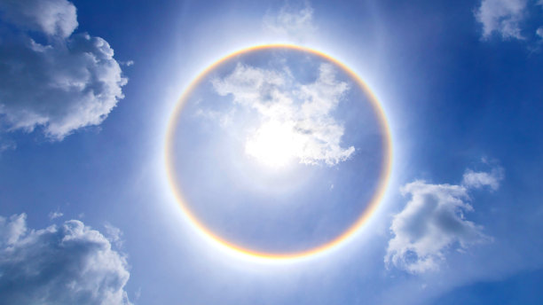 日冕彩云和蓝天背景，外缘晕图片下载