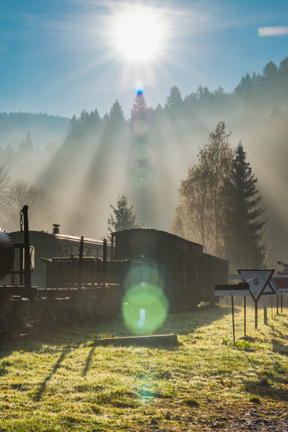 波兰喀尔巴阡山脉的废弃火车站和雾蒙蒙的清晨日出图片下载