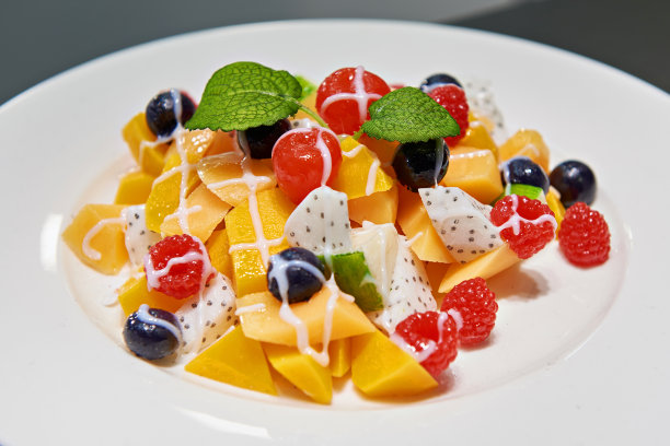 人造水果沙拉在盘子里素材图片