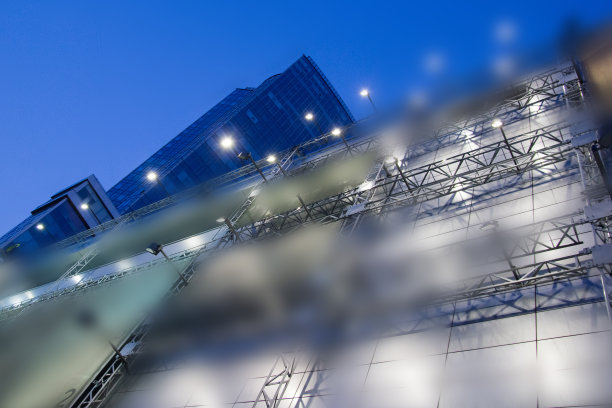 摘要商业现代城市城市未来建筑背景。房地产概念，动态模糊，高层摩天楼立面的玻璃反射，色调蓝色的画面与散景图片下载