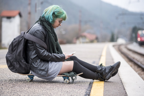 枯燥乏味的女孩图片下载