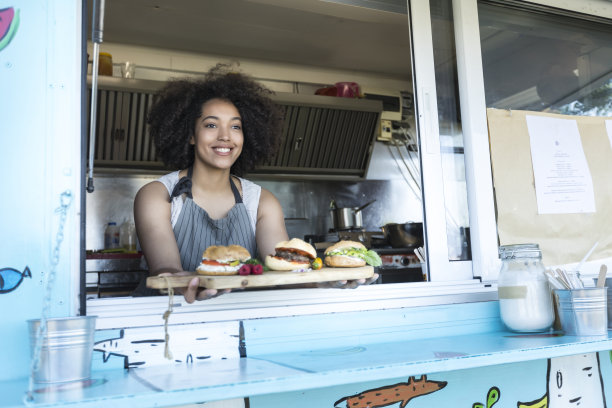 女食品车工作人员给顾客点菜素材图片