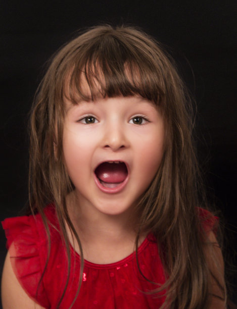 穿红裙子的小女孩图片下载