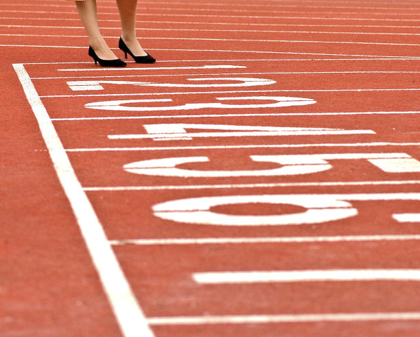 穿着正式鞋的女人脚站在橙色的跑道上图片下载