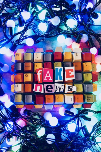 假新闻信上放着五颜六色的钥匙，周围都是灯图片下载