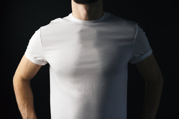 肌肉体上的空白白色t恤。运动男子在空的白色t短在黑色的背景。正面图片下载