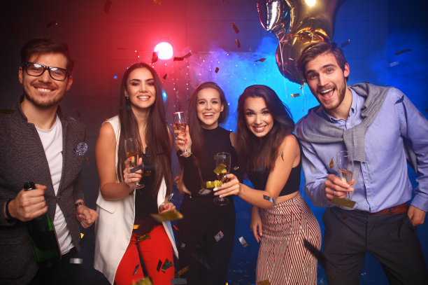 新年聚会，假期，庆祝，夜生活和人的概念-年轻人有乐趣跳舞在一个聚会图片下载