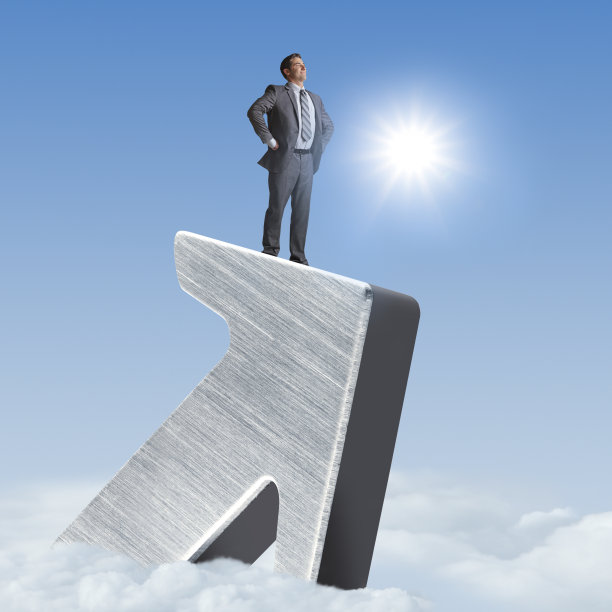 自信的商人站在云端的大箭头上图片下载