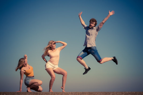 一群朋友，男孩，两个女孩在户外放松图片下载