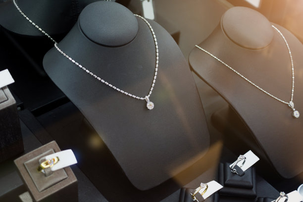 珠宝钻石店配有戒指和项链奢侈品零售橱窗展示图片下载