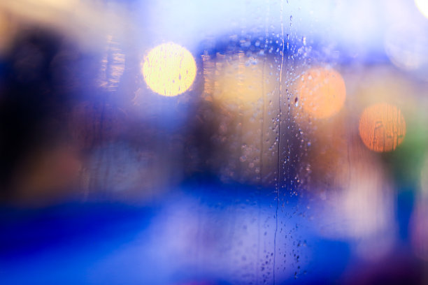 散焦的灯光，雨滴，电车窗户图片下载