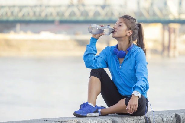 健身的女孩放松图片下载